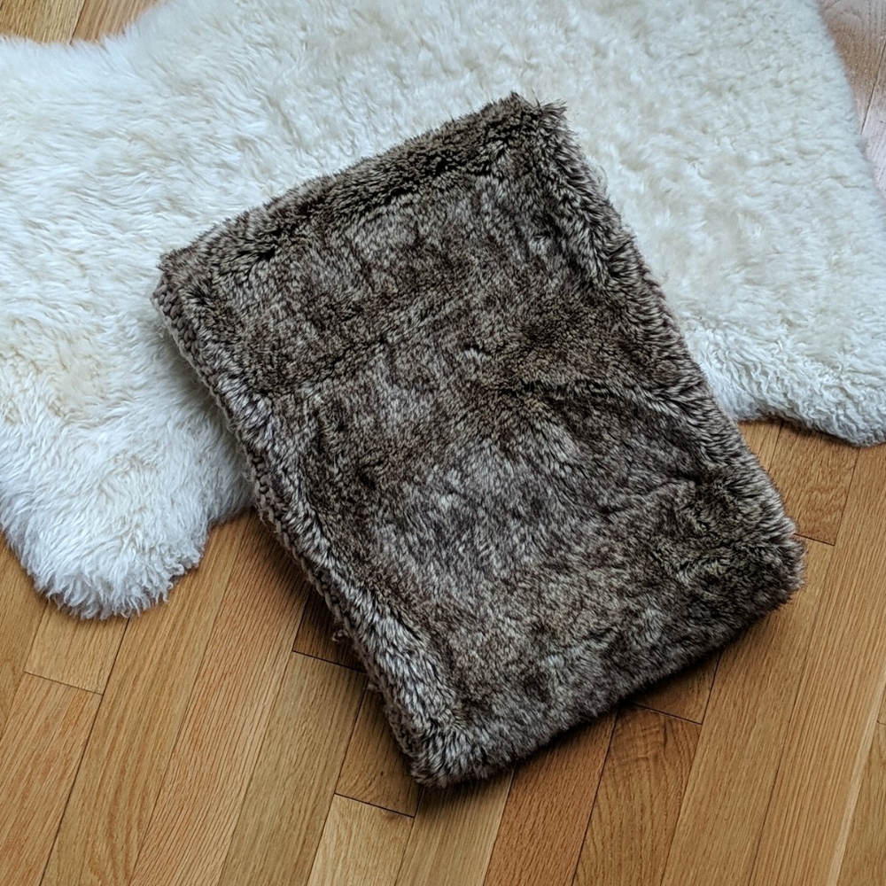 Reversible faux fur scarf